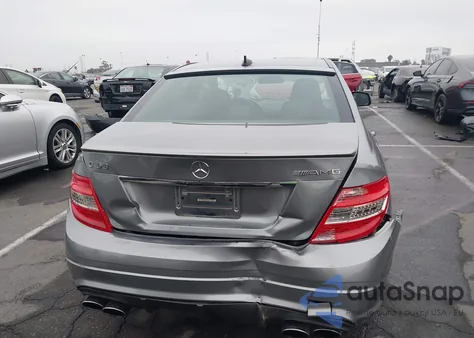 2009 Mercedes-Benz C 63 Amg z USA, uszkodzony, nr VIN WDDGF77XX9F307085